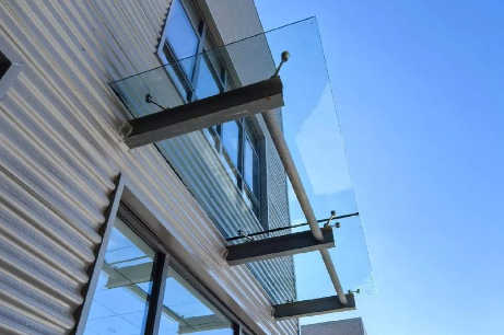 金昌为什么要给钢结构雨棚打孔！